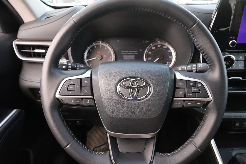 Toyota Highlander Vehicle Full-screen Gallery Image 12