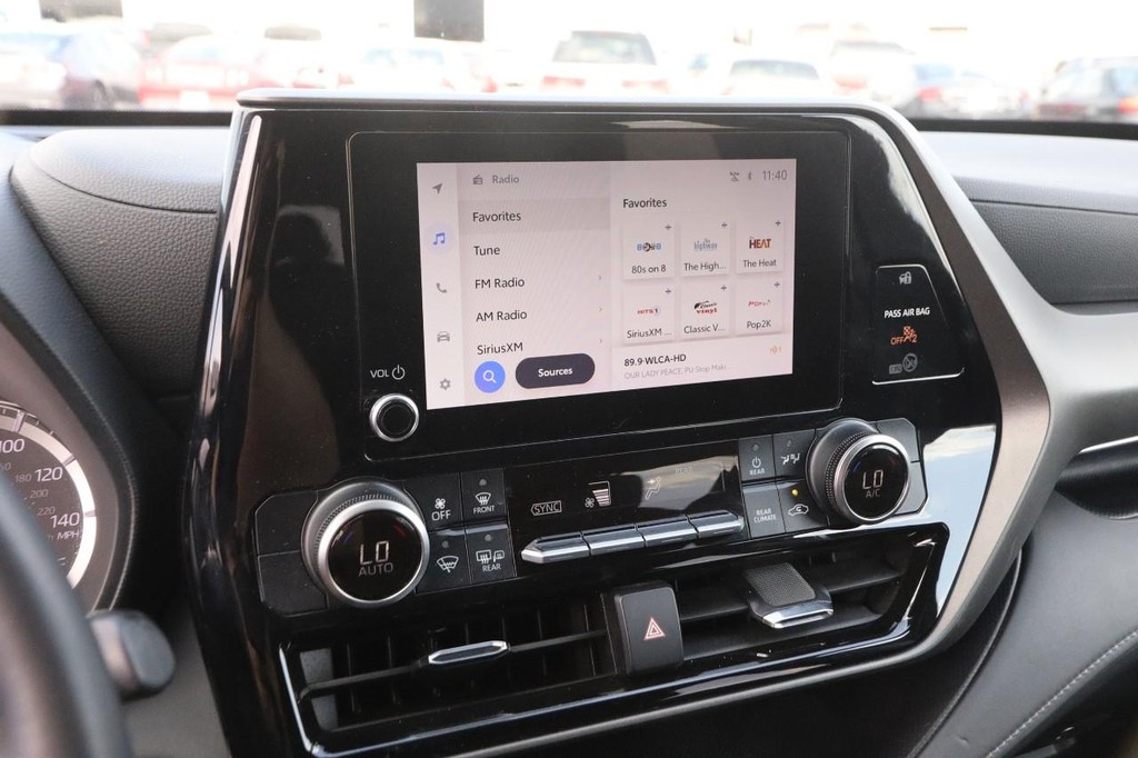 Toyota Highlander Vehicle Full-screen Gallery Image 17