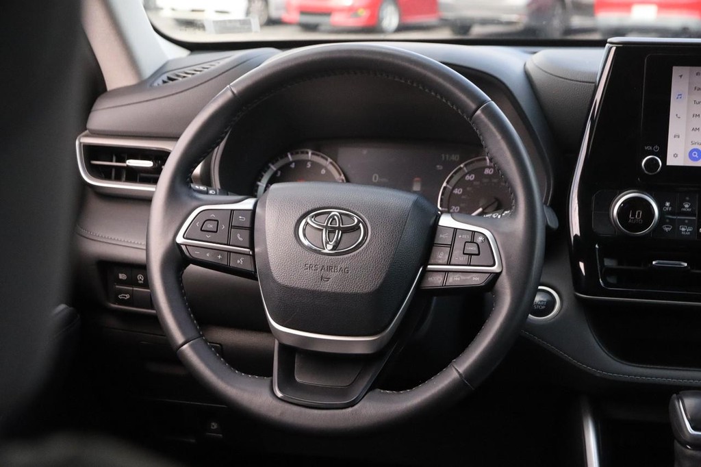 Toyota Highlander Vehicle Full-screen Gallery Image 24