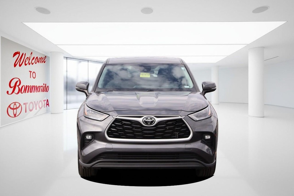 Toyota Highlander Vehicle Full-screen Gallery Image 4