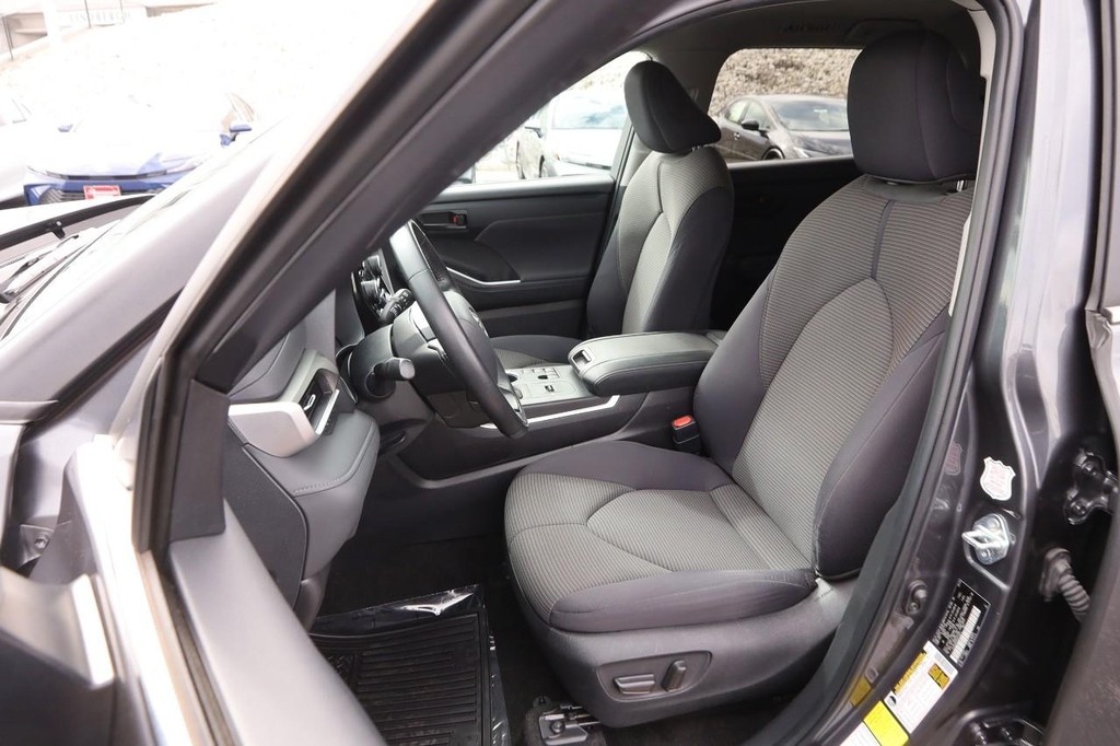 Toyota Highlander Vehicle Full-screen Gallery Image 9