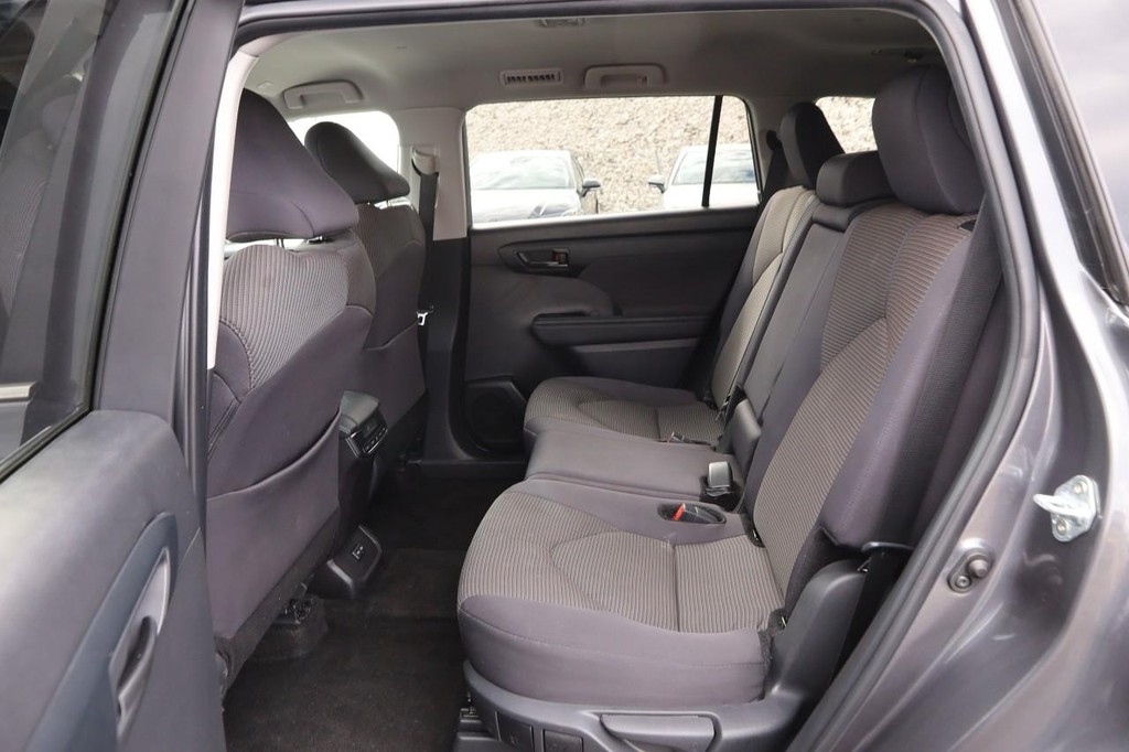 Toyota Highlander Vehicle Full-screen Gallery Image 10