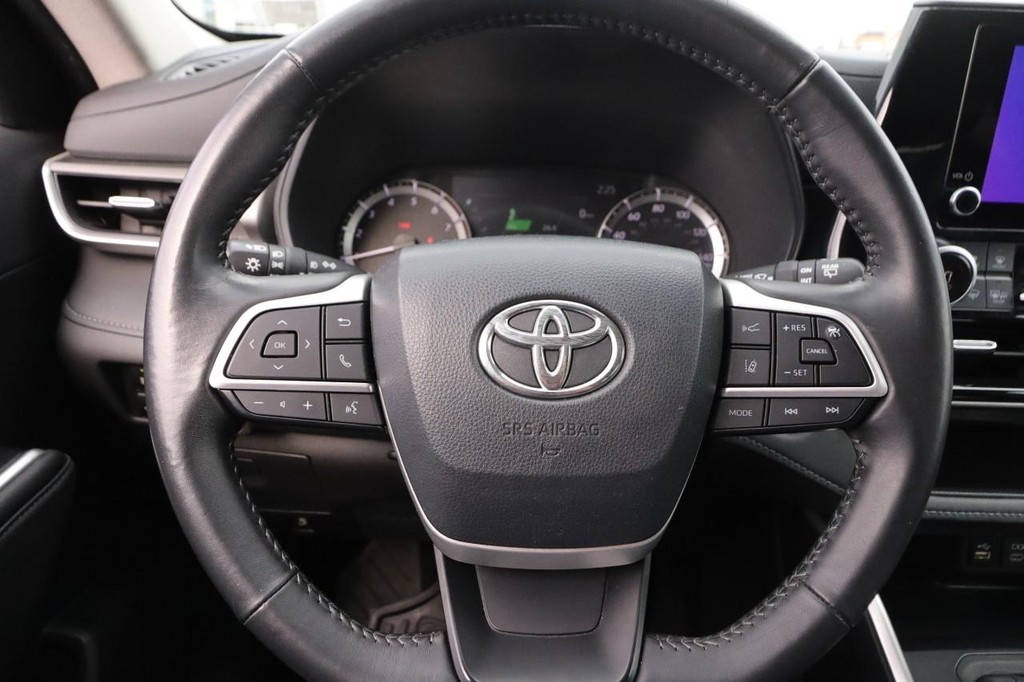 Toyota Highlander Vehicle Full-screen Gallery Image 12