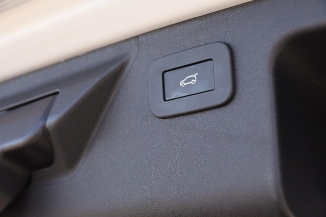 Land Rover Discovery Sport Vehicle Image 08