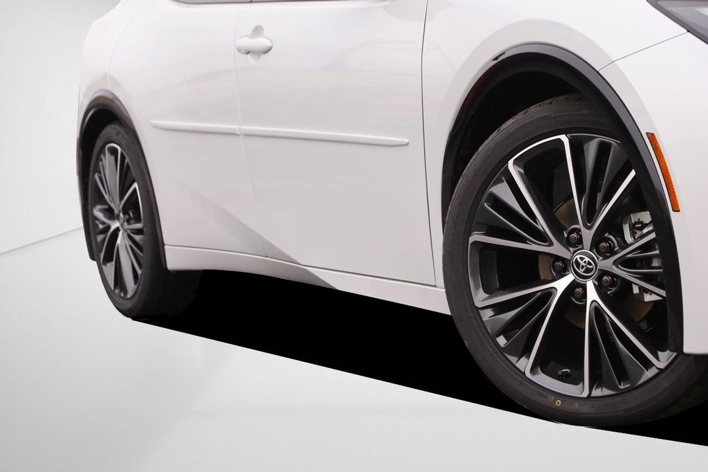 Toyota Prius Vehicle Full-screen Gallery Image 3