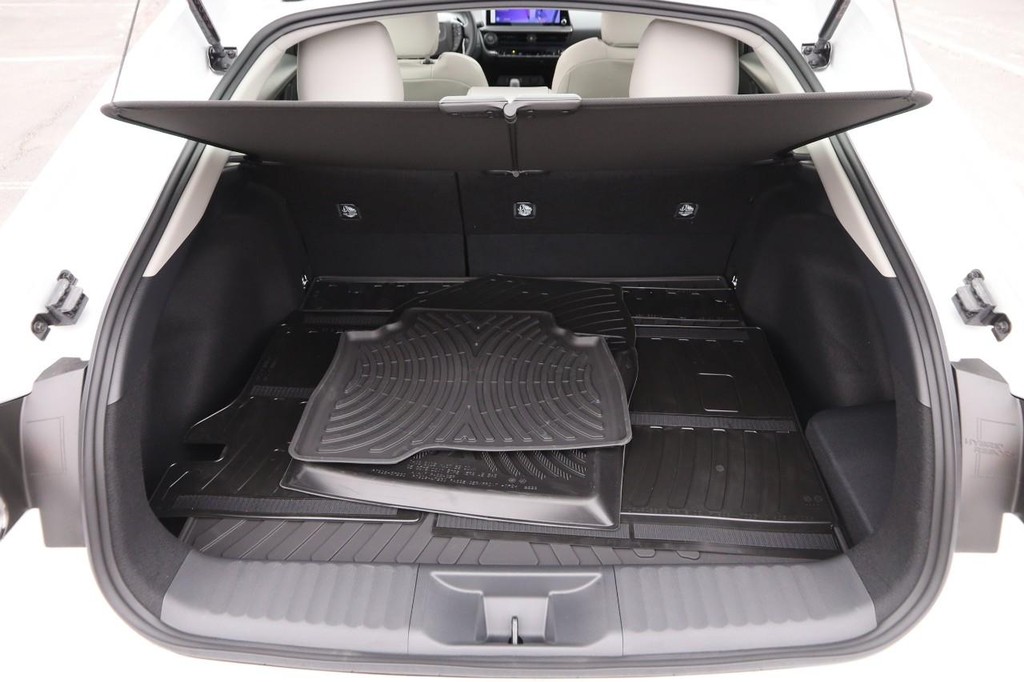 Toyota Prius Vehicle Full-screen Gallery Image 7