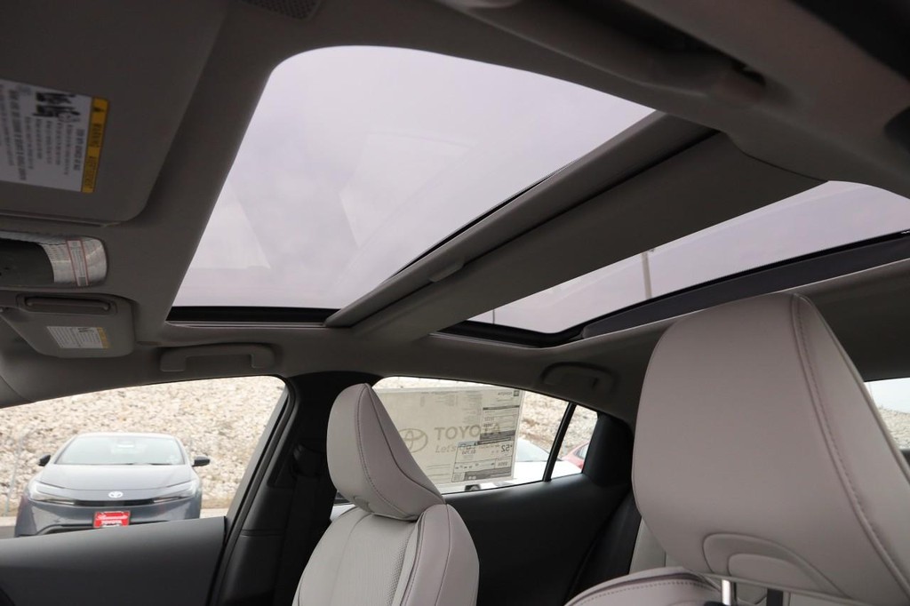 Toyota Prius Vehicle Full-screen Gallery Image 8