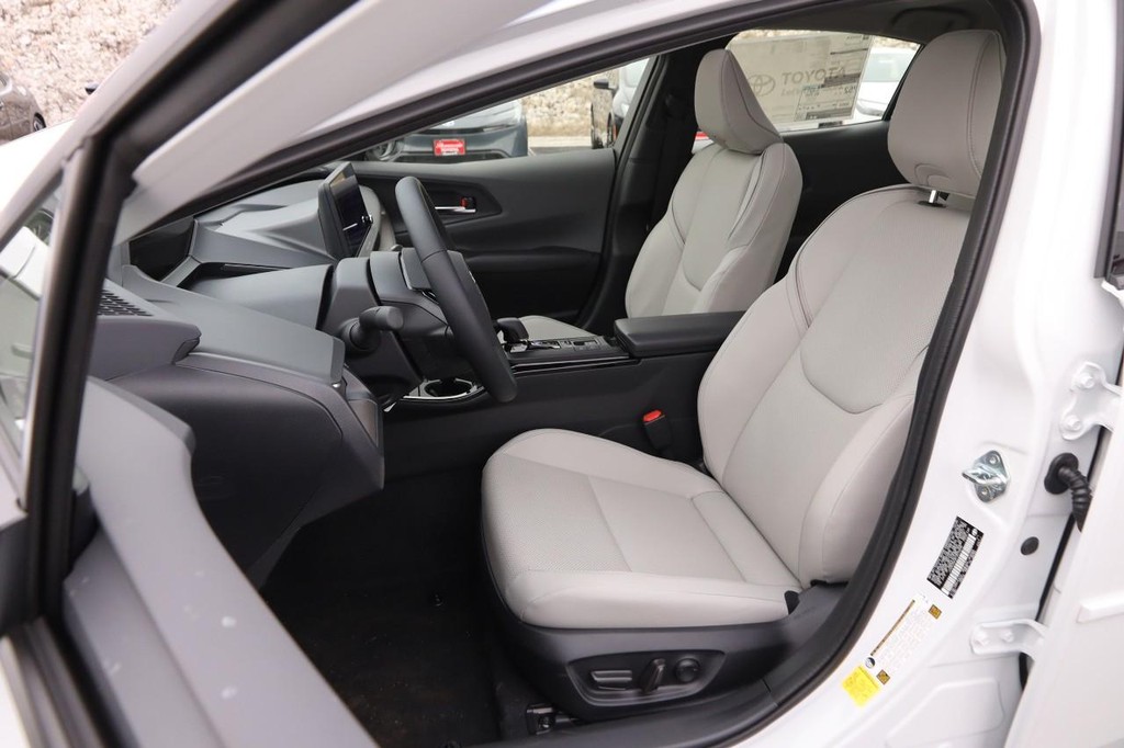 Toyota Prius Vehicle Full-screen Gallery Image 9