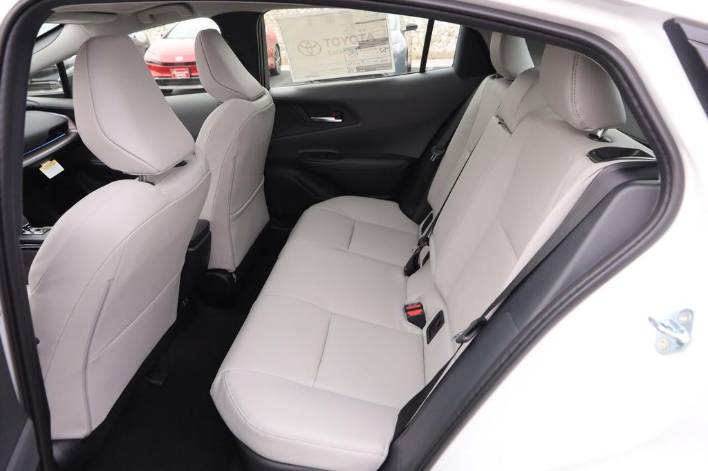 Toyota Prius Vehicle Full-screen Gallery Image 10