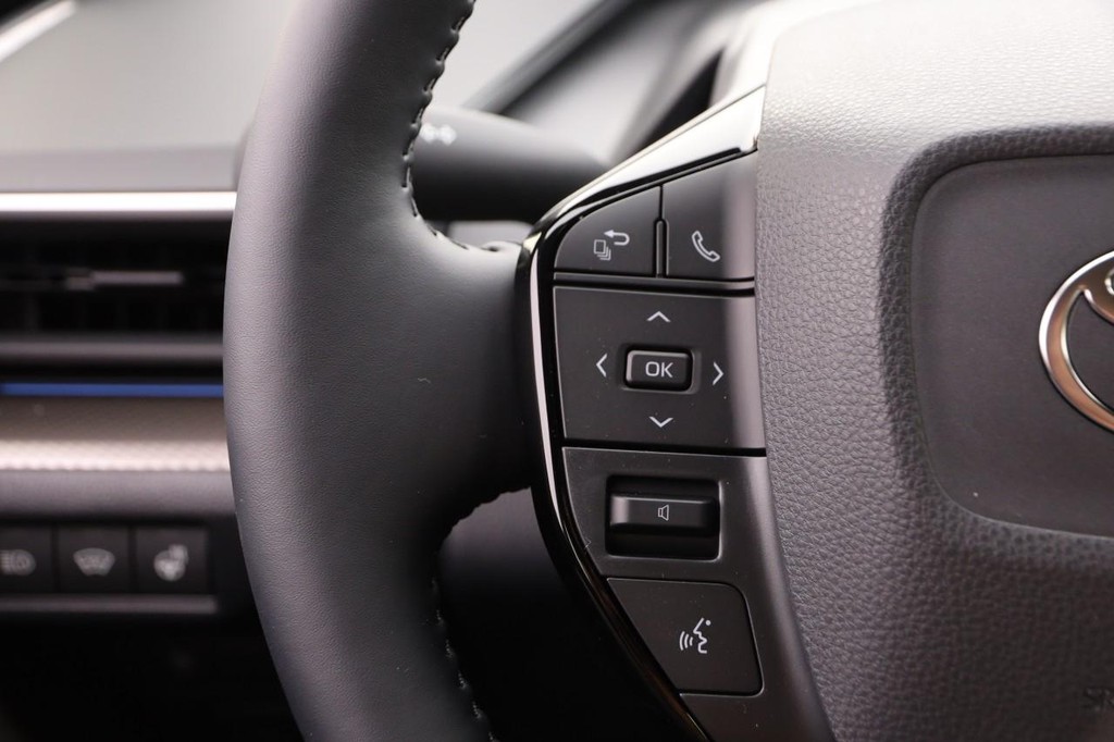 Toyota Prius Vehicle Full-screen Gallery Image 12