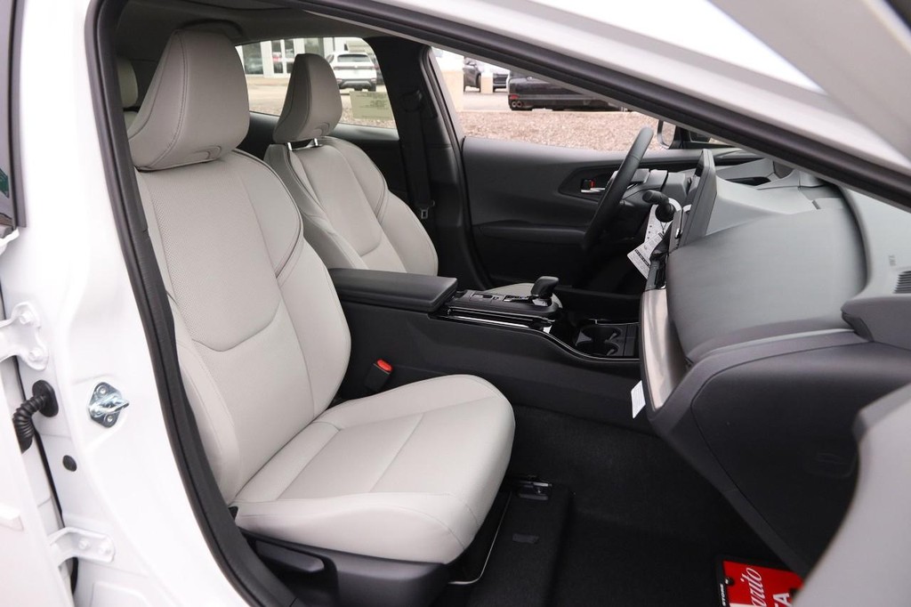 Toyota Prius Vehicle Full-screen Gallery Image 25