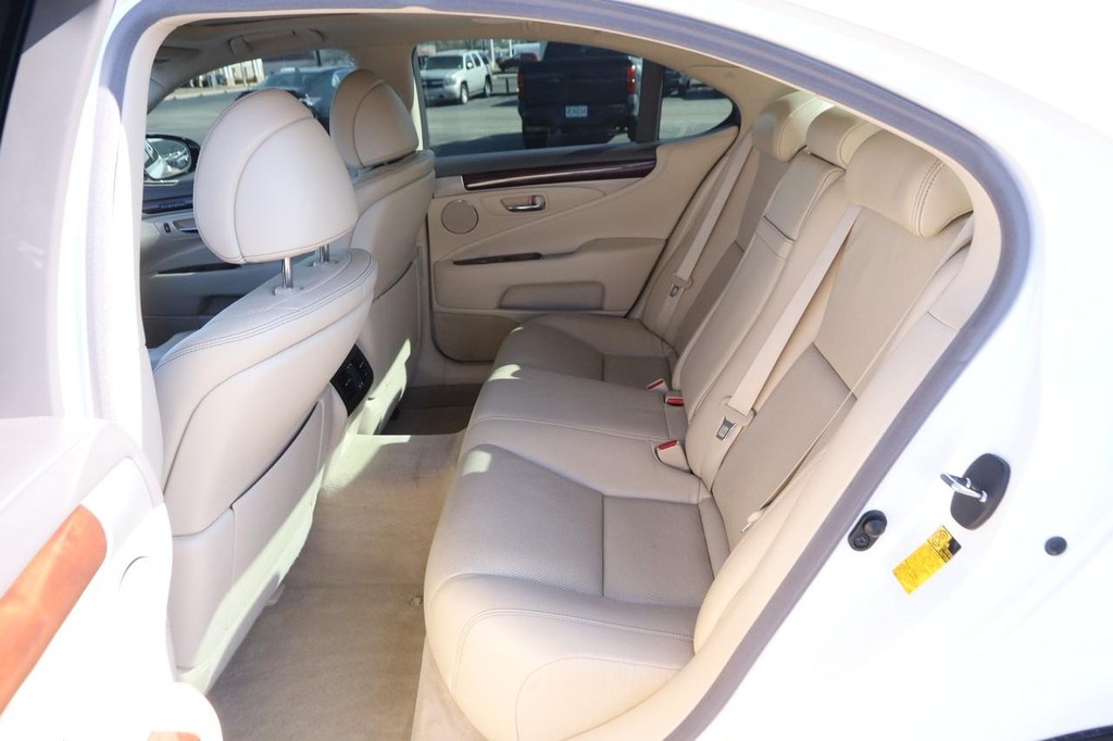 Lexus LS 460 Vehicle Full-screen Gallery Image 10