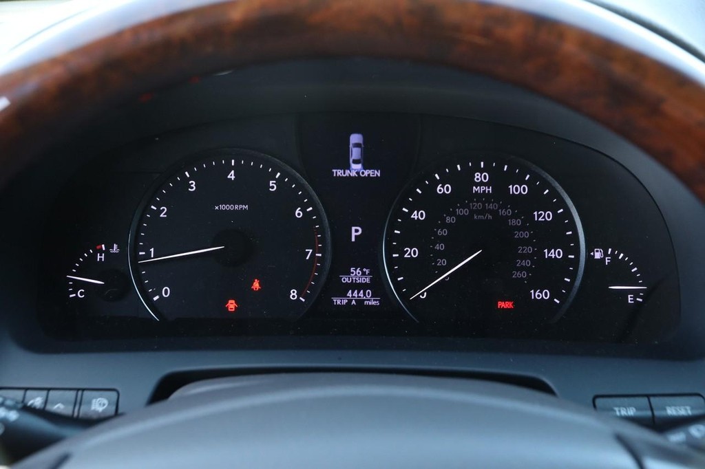 Lexus LS 460 Vehicle Full-screen Gallery Image 14