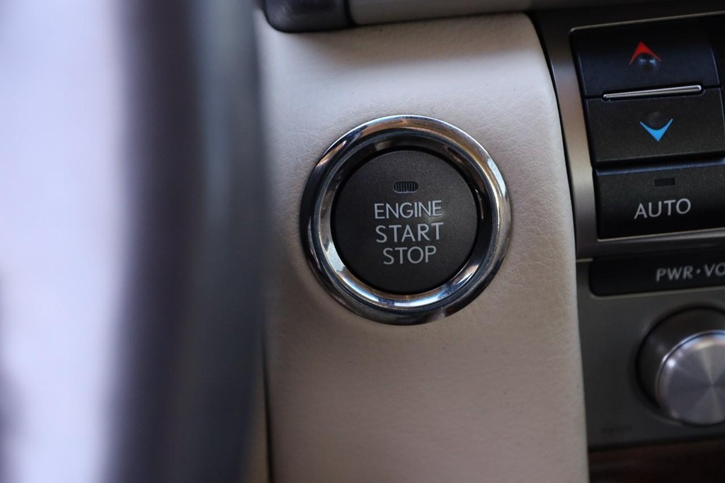 Lexus LS 460 Vehicle Full-screen Gallery Image 15