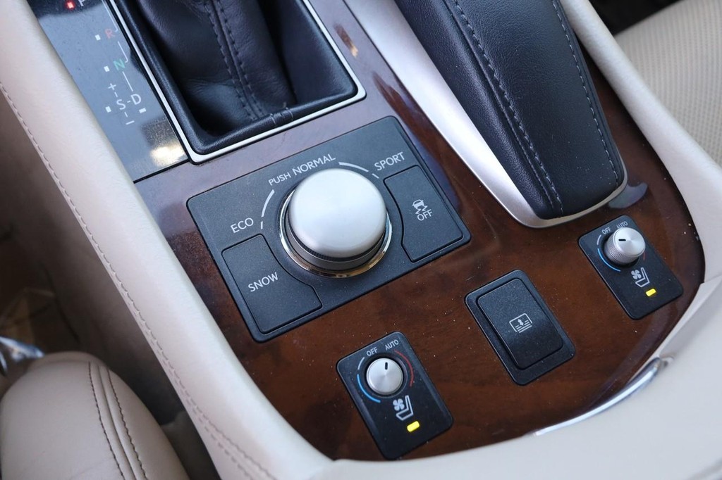 Lexus LS 460 Vehicle Full-screen Gallery Image 19