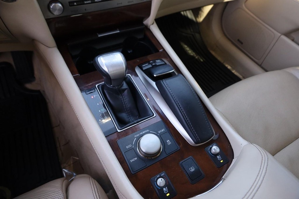 Lexus LS 460 Vehicle Full-screen Gallery Image 21