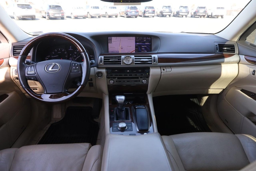 Lexus LS 460 Vehicle Full-screen Gallery Image 23