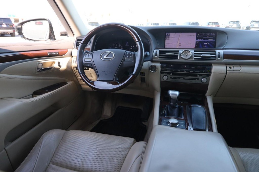 Lexus LS 460 Vehicle Full-screen Gallery Image 24