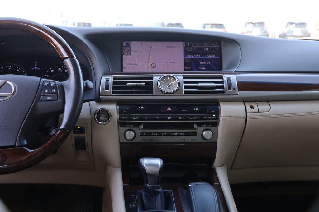 Lexus LS 460 Vehicle Full-screen Gallery Image 26