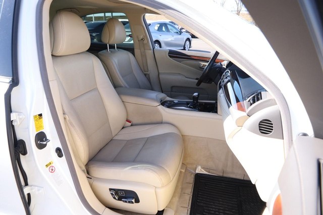 Lexus LS 460 Vehicle Image 28