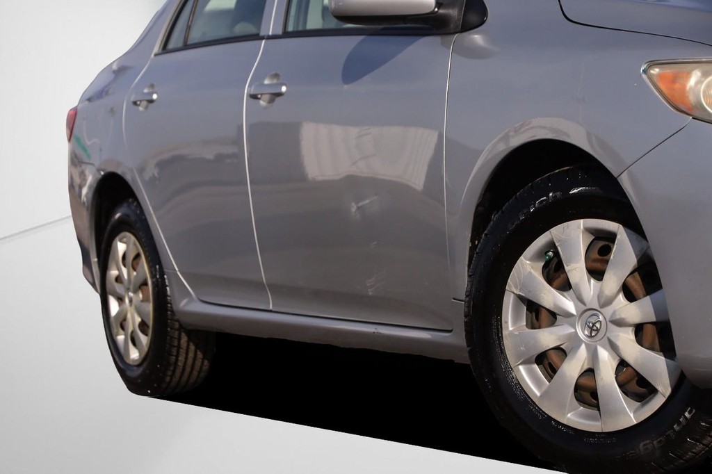 Toyota Corolla Vehicle Full-screen Gallery Image 3