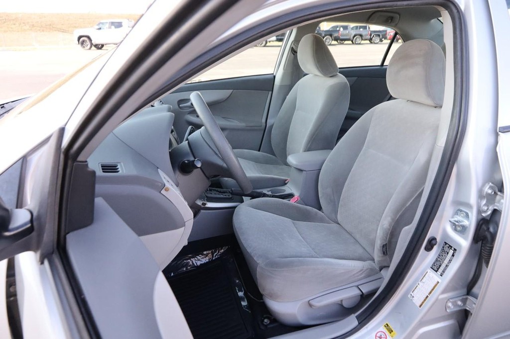 Toyota Corolla Vehicle Full-screen Gallery Image 8