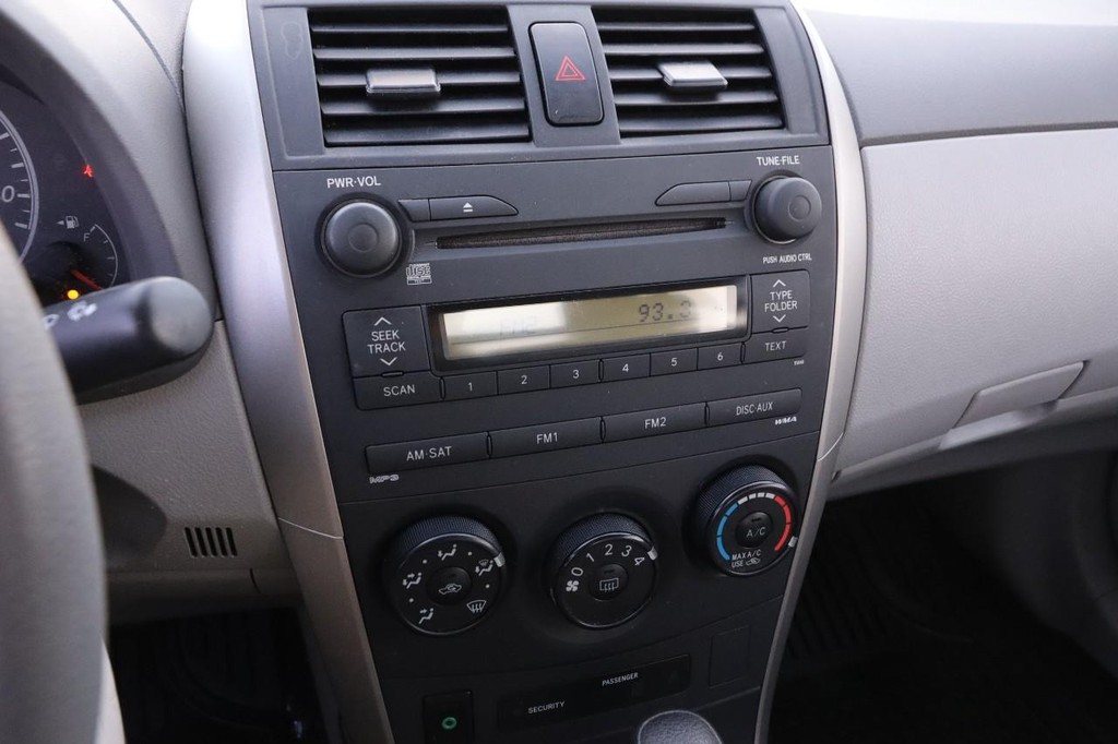 Toyota Corolla Vehicle Full-screen Gallery Image 12