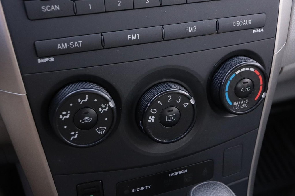 Toyota Corolla Vehicle Full-screen Gallery Image 13