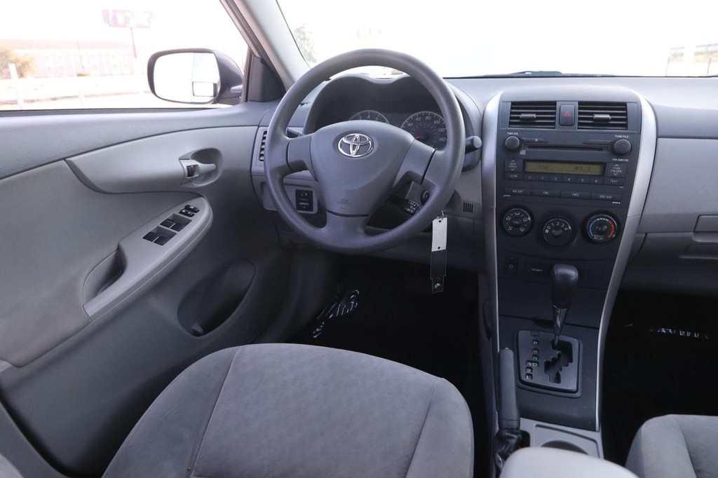 Toyota Corolla Vehicle Full-screen Gallery Image 15