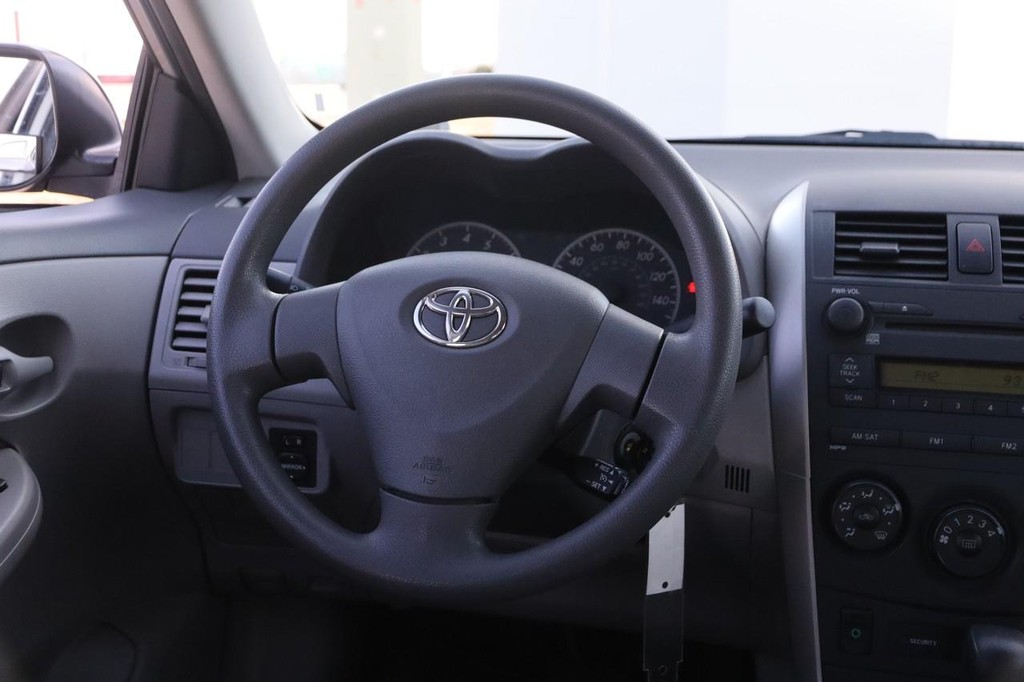 Toyota Corolla Vehicle Full-screen Gallery Image 16