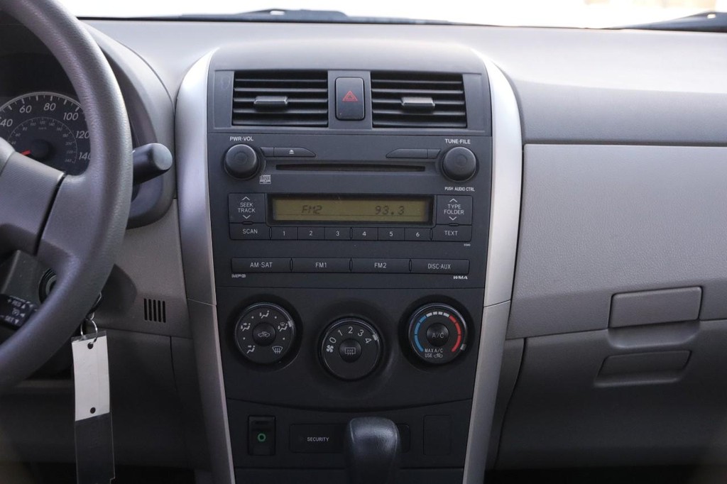 Toyota Corolla Vehicle Full-screen Gallery Image 17