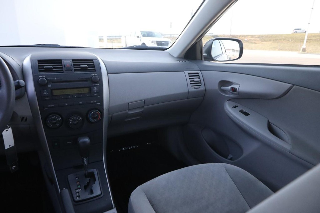 Toyota Corolla Vehicle Full-screen Gallery Image 18