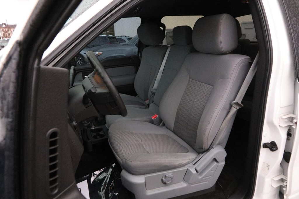 Ford F-150 Vehicle Full-screen Gallery Image 08