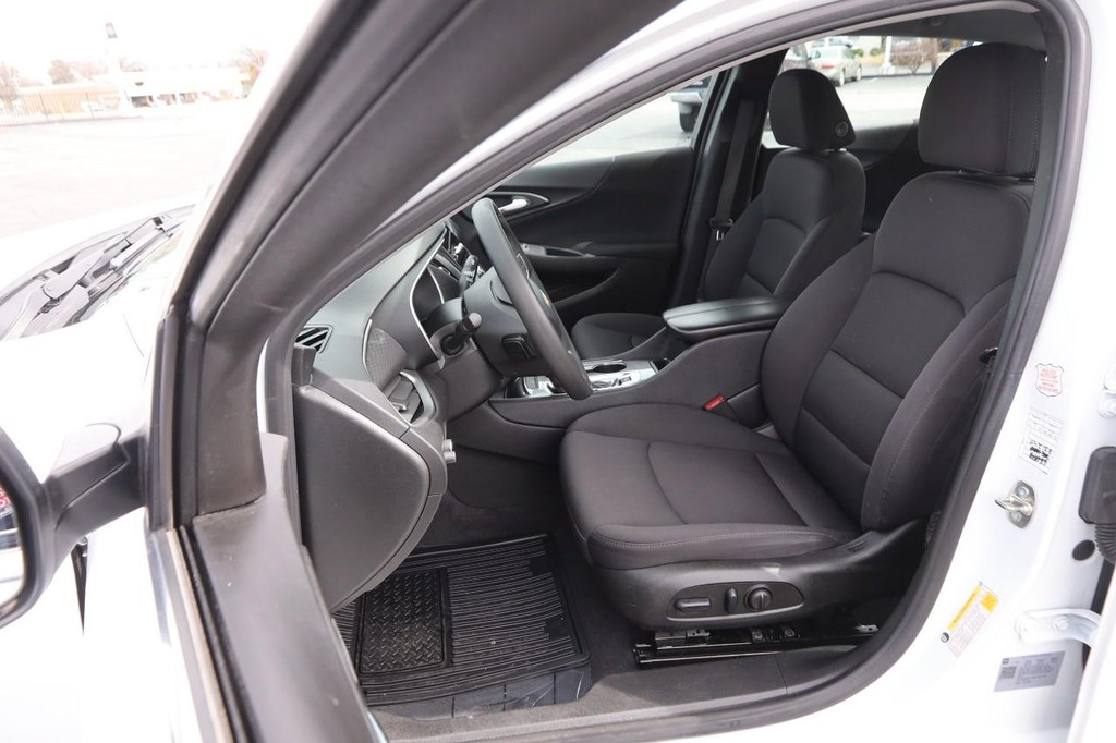 Chevrolet Malibu Vehicle Full-screen Gallery Image 8