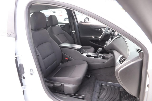 Chevrolet Malibu Vehicle Image 24
