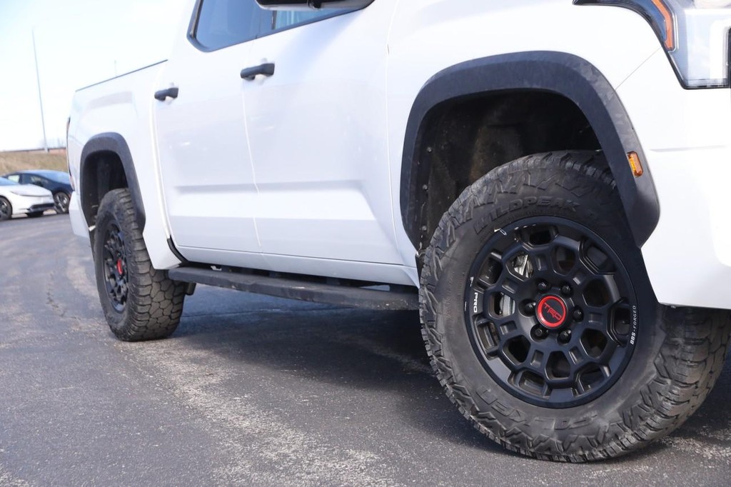 Toyota Tundra 4WD Vehicle Full-screen Gallery Image 3