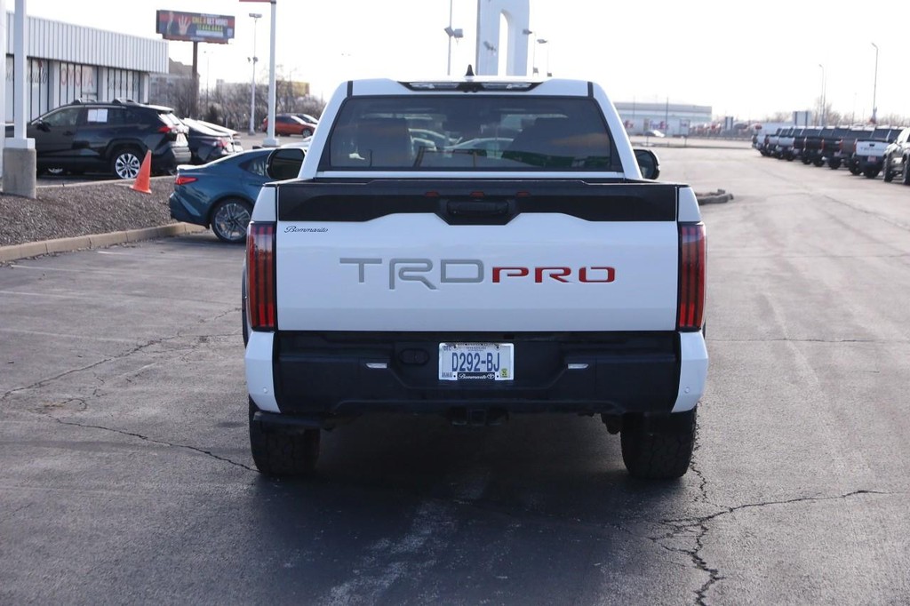 Toyota Tundra 4WD Vehicle Full-screen Gallery Image 6