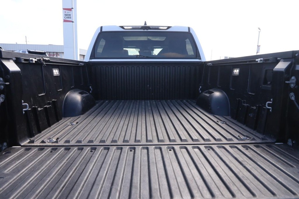 Toyota Tundra 4WD Vehicle Full-screen Gallery Image 7