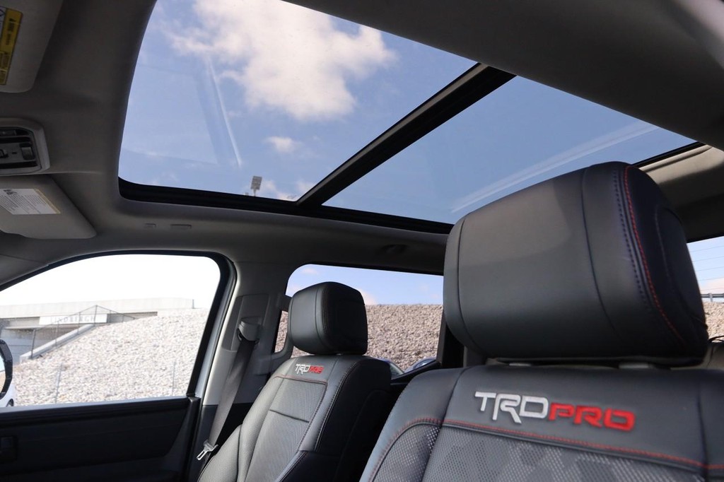 Toyota Tundra 4WD Vehicle Full-screen Gallery Image 9