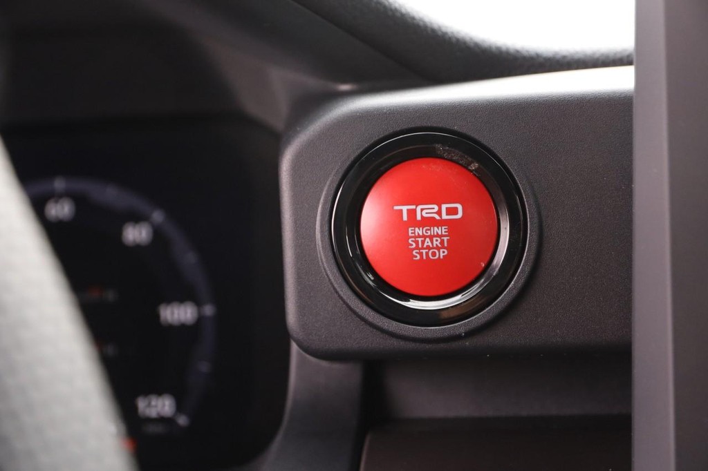 Toyota Tacoma Vehicle Full-screen Gallery Image 15