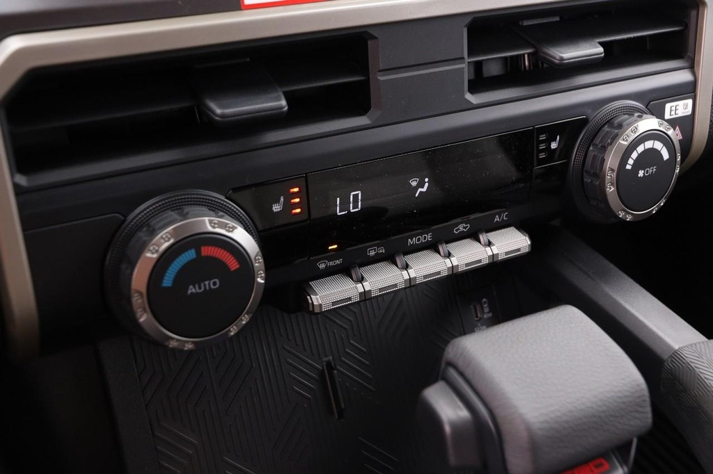 Toyota Tacoma Vehicle Full-screen Gallery Image 19