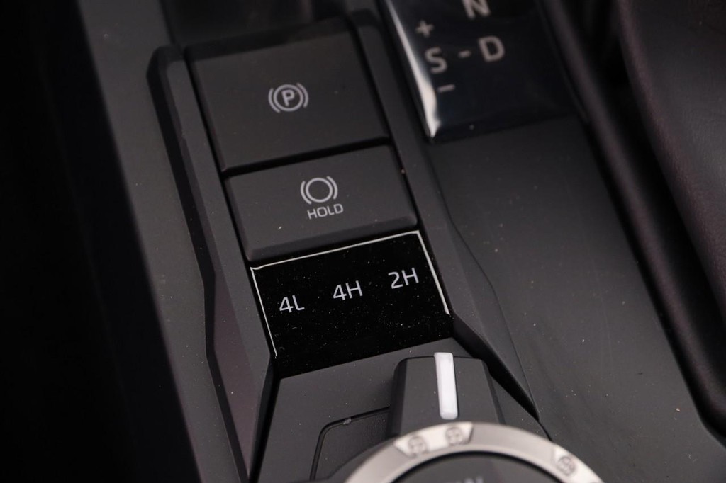 Toyota Tacoma Vehicle Full-screen Gallery Image 21