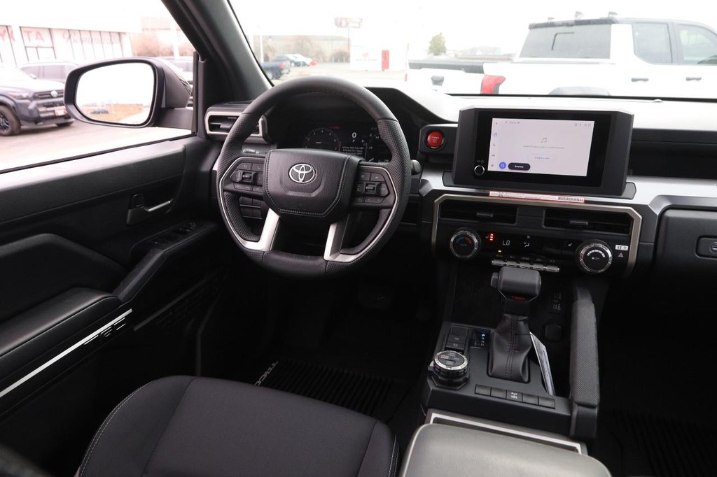 Toyota Tacoma Vehicle Full-screen Gallery Image 24