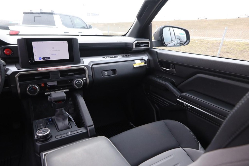 Toyota Tacoma Vehicle Full-screen Gallery Image 27