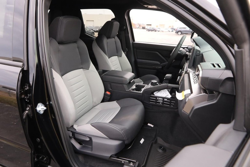 Toyota Tacoma Vehicle Full-screen Gallery Image 28