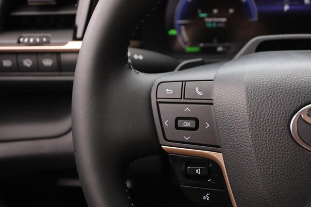 Toyota Crown Signia Vehicle Image 15