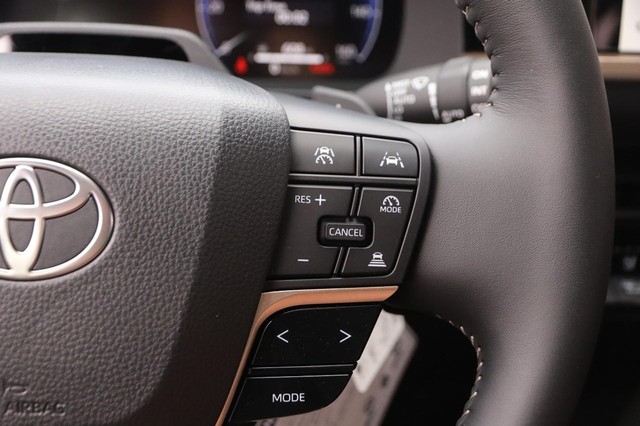 Toyota Crown Signia Vehicle Image 16