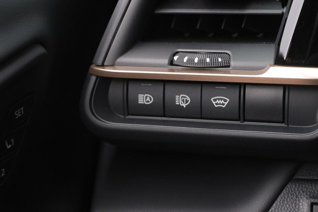 Toyota Crown Signia Vehicle Image 18