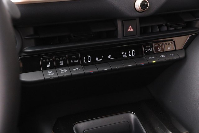 Toyota Crown Signia Vehicle Image 23