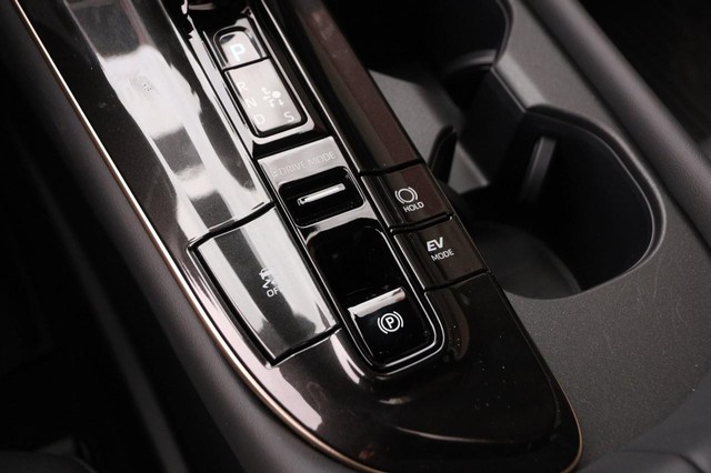 Toyota Crown Signia Vehicle Image 24